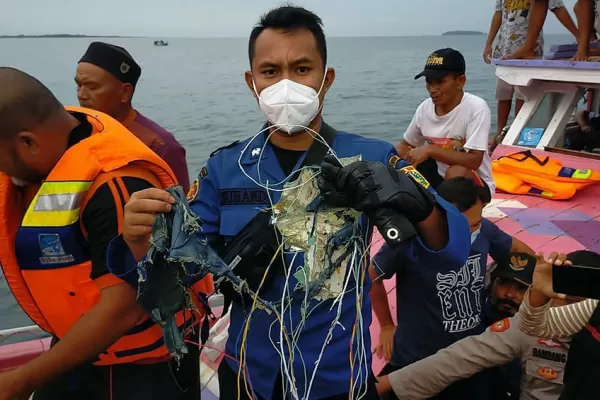 Hallaron las cajas negras del Boeing que se estrelló en Indonesia