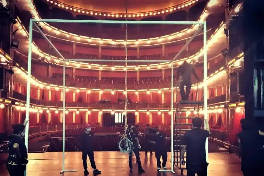 PREPARANDO LA ESCENA. Montaje técnico en la sala María Guerrero.