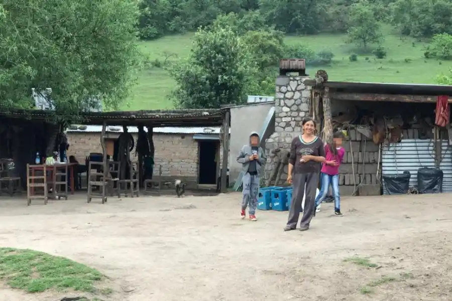 LOS CHOCOBAR. Griselda saluda desde su casa construida con adobe. LA GACETA / Fotos de Juan Martín de Chazal