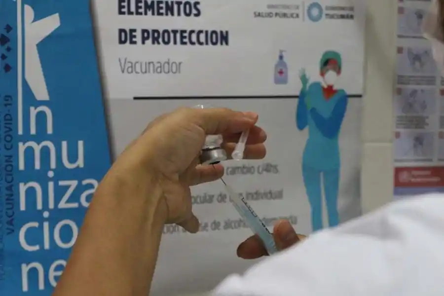 DESCONGELADA. Una enfermera prepara una dosis para su colocación.