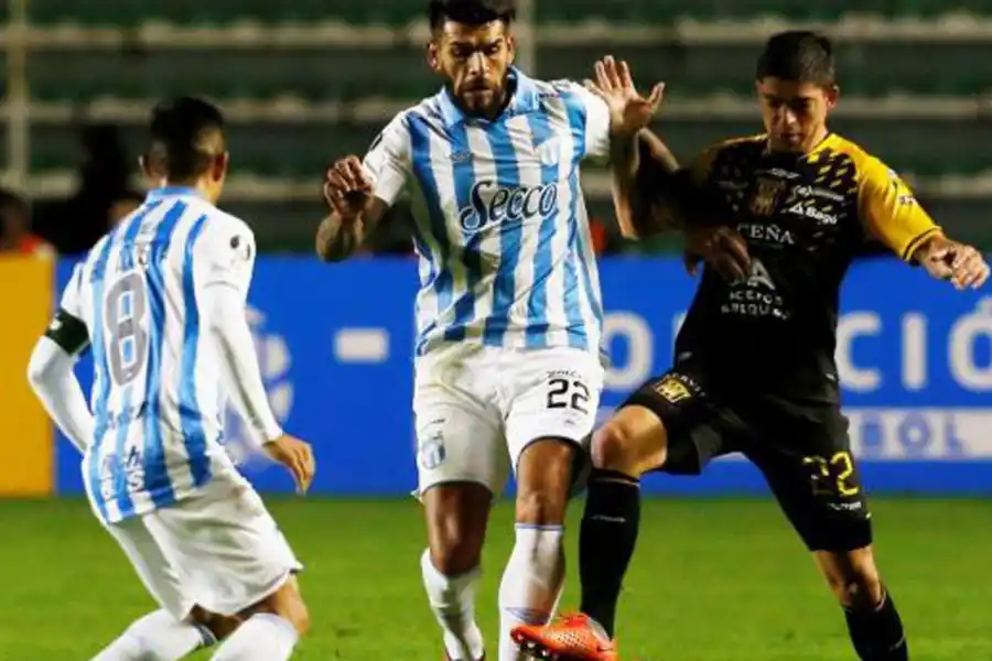 EN FEBRERO. Toledo lucha ante un jugador de The Strongest. El “Decano” superó a los bolivianos en la fase 3 de la Libertadores. 