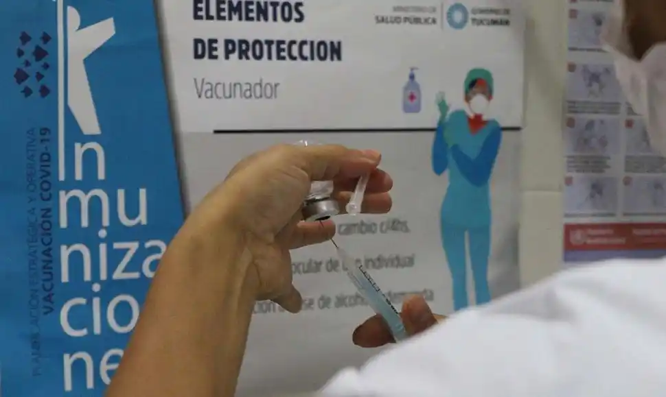 DESCONGELADA. Una enfermera prepara una dosis para su colocación.