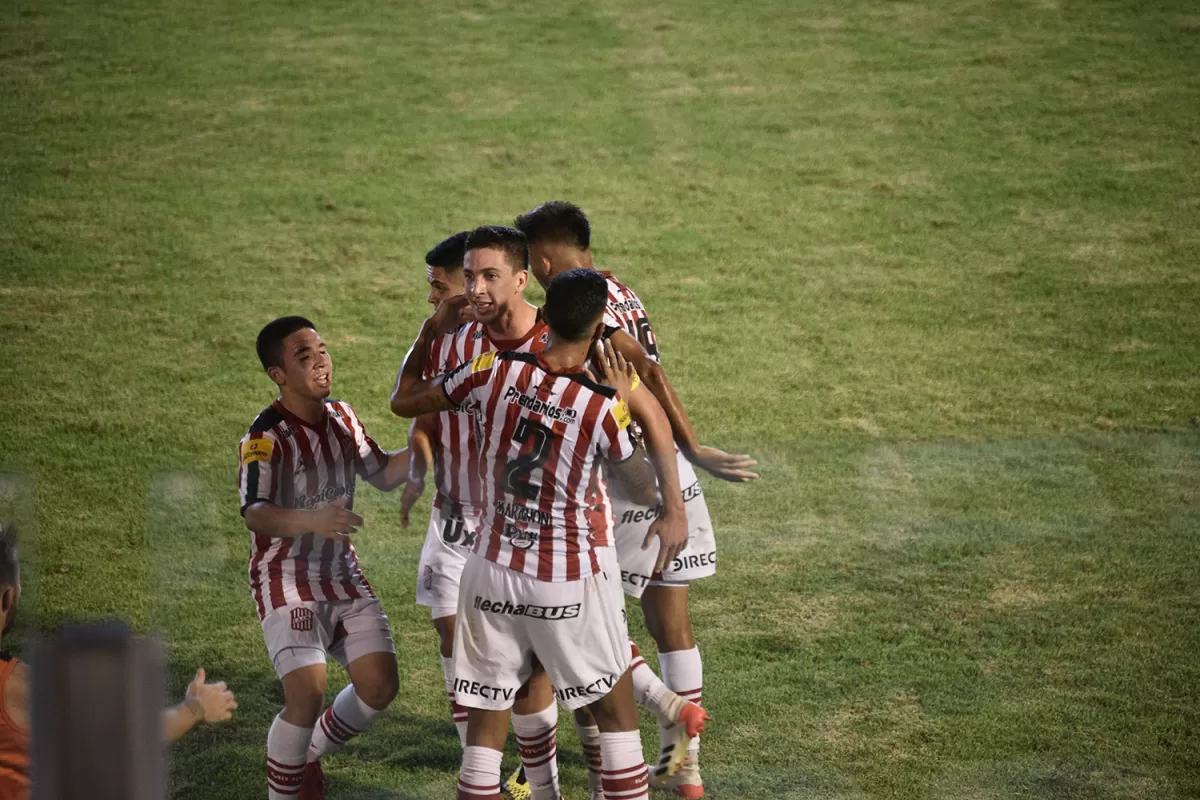 MÁS QUE UNA PROMESA. Lucas González anotó el segundo gol de San Martín y lo celebró junto a sus compañeros.