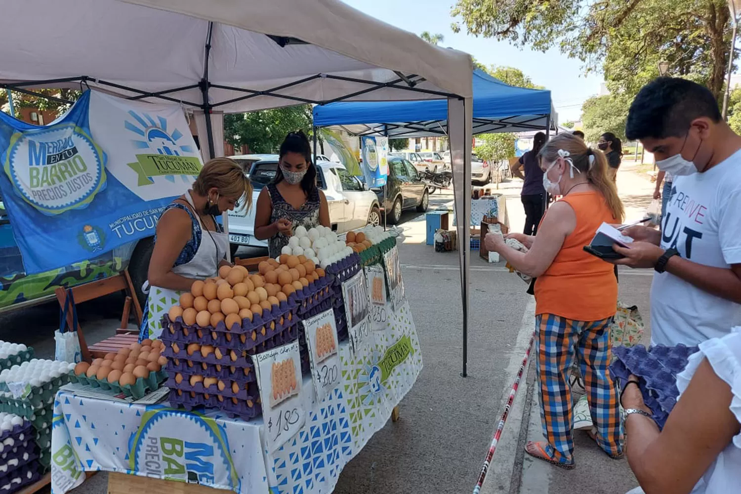 El Mercado en tu Barrio  Los puestos estarán mañana en la plaza San Martín y el viernes, en el parque Avellaneda