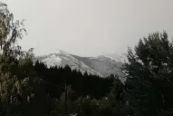 En plena temporada de verano Bariloche amaneció con los cerros nevados