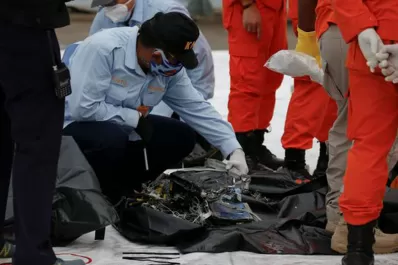 Buscan en el mar las cajas negras del Boeing que se estrelló en Indonesia