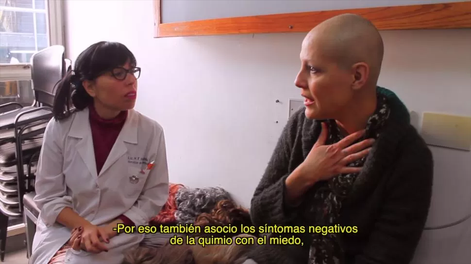 “SEIS LETRAS”. Una escena del documental de Gabriela Bosso, donde habla con su psicóloga sobre los efectos emocionales de la quimioterapia. 