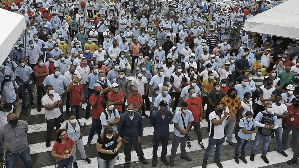 Brasil: trabajadores protestan contra Ford por la decisión de cerrar sus fábricas