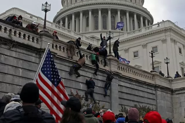 INVADIENDO EL CAPITOLIO. Los partidarios de Trump irrumpieron violentamente y ocuparon el edificio del Congreso perturbando su funcionamiento. 