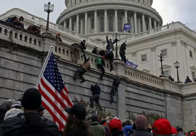INVADIENDO EL CAPITOLIO. Los partidarios de Trump irrumpieron violentamente y ocuparon el edificio del Congreso perturbando su funcionamiento. 
