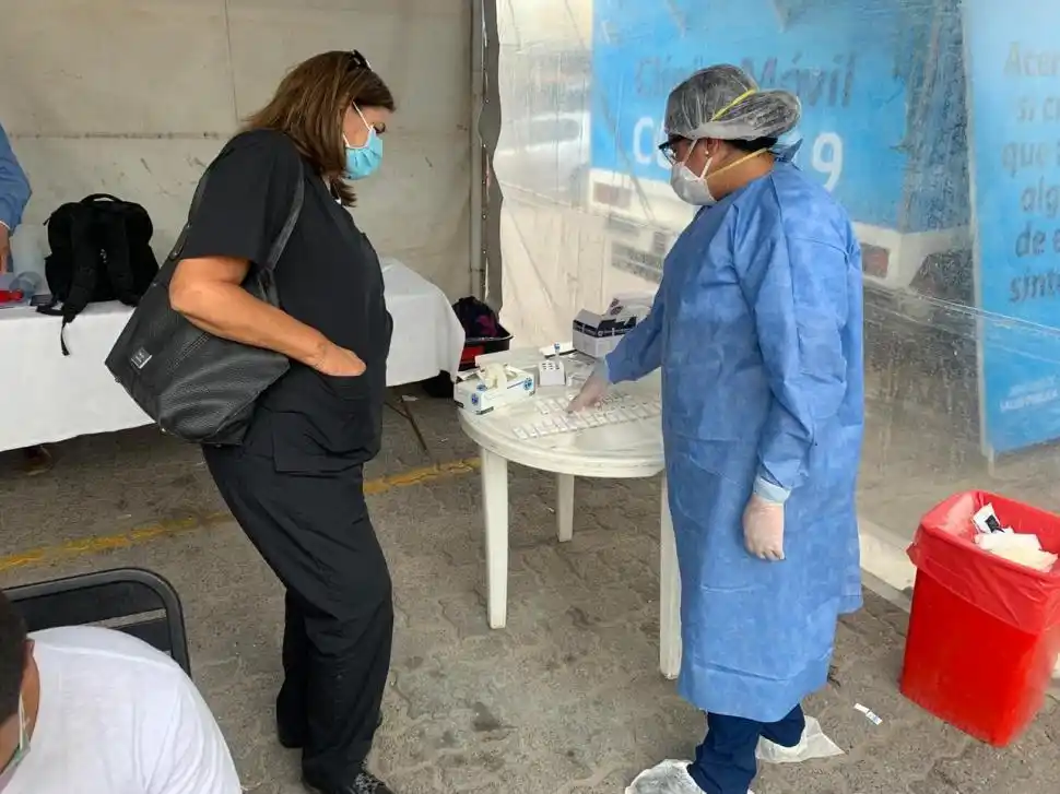 EN EL TRÁILER. Los médicos trabajaron todo el día haciendo tests. 