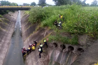 Inseguridad en Tucumán: un hombre forcejeó con un delincuente y cayó al Canal Norte