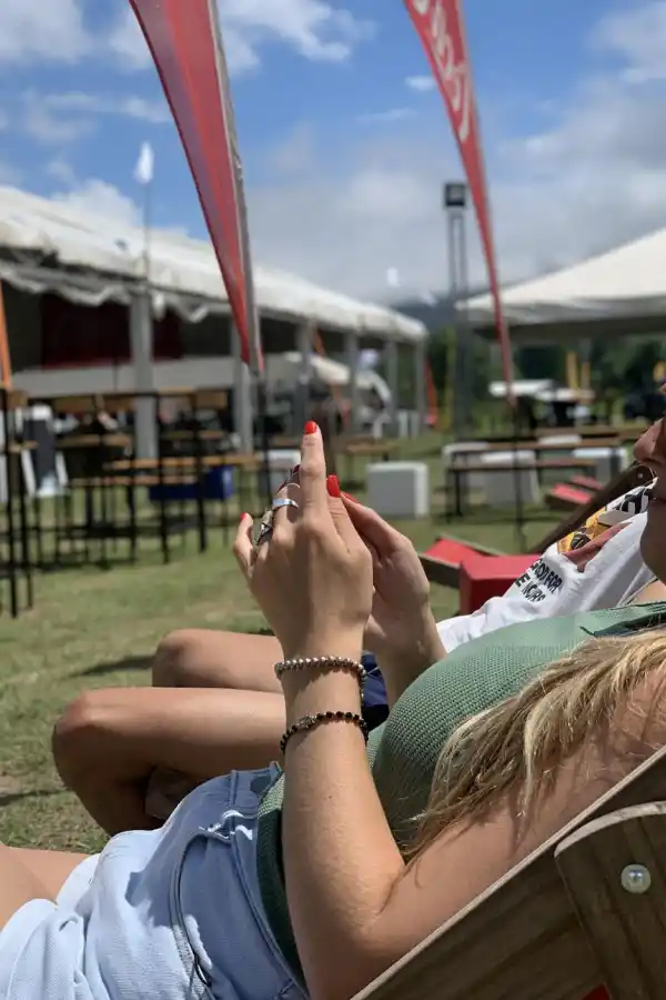 POR DÓNDE EMPEZAMOS. Algunos veraneantes llevan sumate y se instalan en las reposeras a tomar sol. 