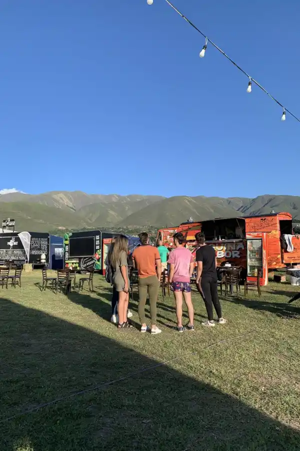 AMPLIA VARIEDAD. Desde la tarde comienzan a abrir los food trucks para que los turistas elijan qué comida comprar.