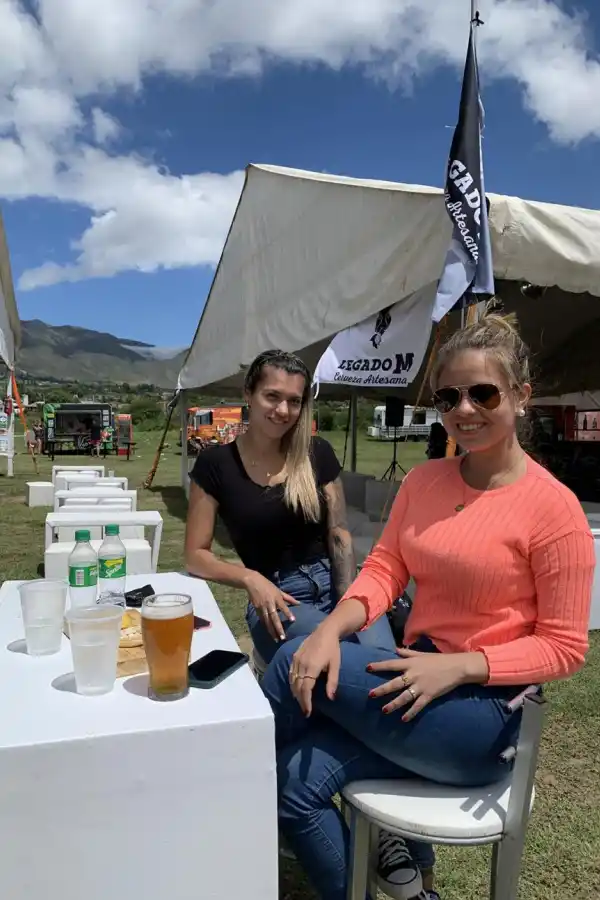 ALMUERZO. Empanadas recién horneadas y una cerveza son el menú perfecto para un mediodía en el valle.
