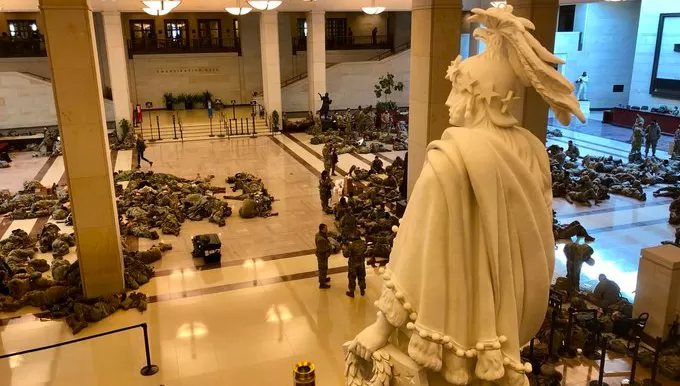 ALERTAS. El Departamento de Defensa de Estados Unidos ordenó el despligue de fuerzas de seguridad para proteger el Capitolio, ante versiones de manifestaciones, por parte de adeptos del presidente, Donald Trump.