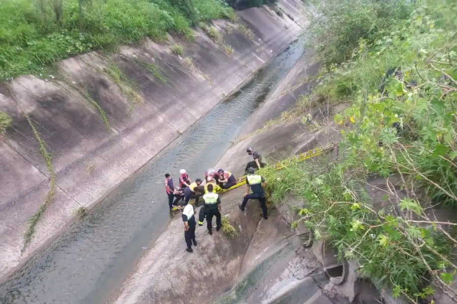 Inseguridad en Tucumán: un hombre forcejeó con un delincuente y cayó al Canal Norte