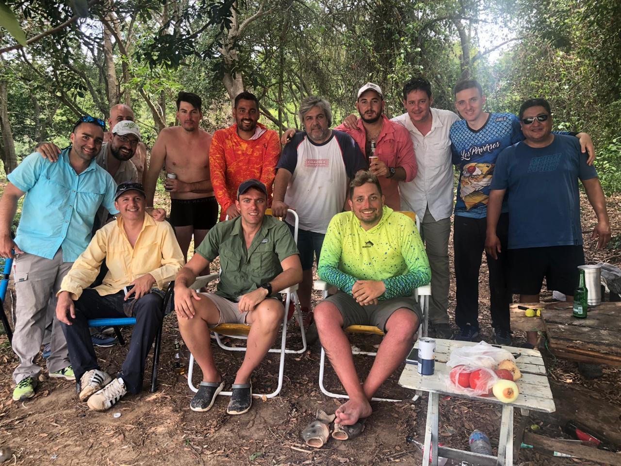  RECUERDO. Uno de los grupos de tucumanos que se reunieron para almorzar en una isla.