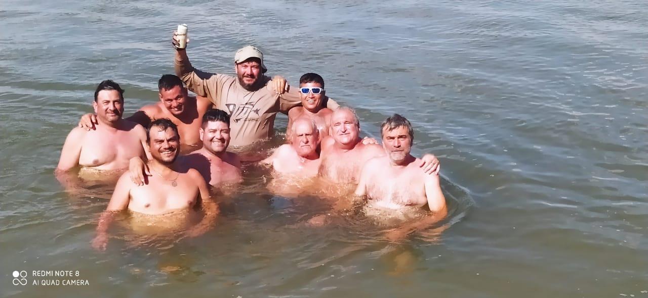 REFRESCO. Otro grupo de tucumanos se bañan en una playa del Paraná.