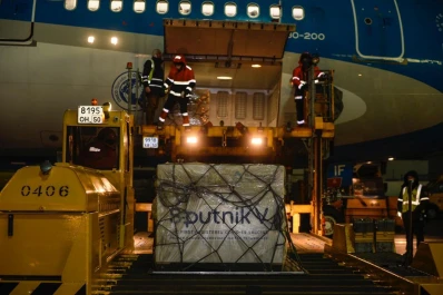 Esta noche parte a Rusia el vuelo que traerá el segundo componente de la Sputnik V
