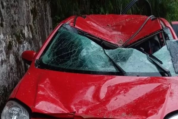 Dos rocas cayeron sobre un auto en la zona El Fin del Mundo; la conductora se salvó de milagro. FOTO LAGACETA.