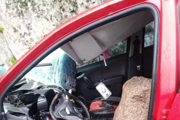 Una roca cayó sobre un auto en El Fin del Mundo y una mujer se salvó de milagro