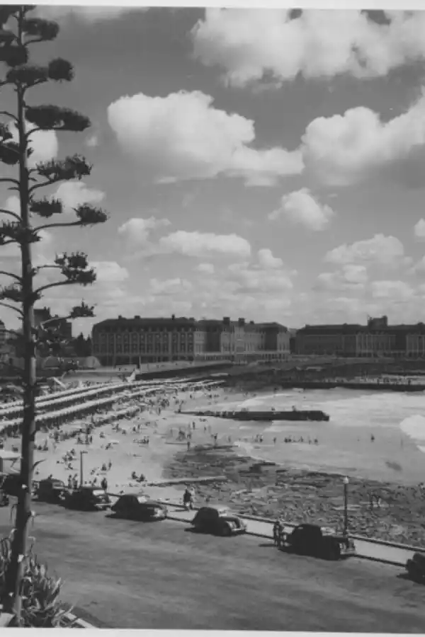 EN 1955. Autos en la playa.