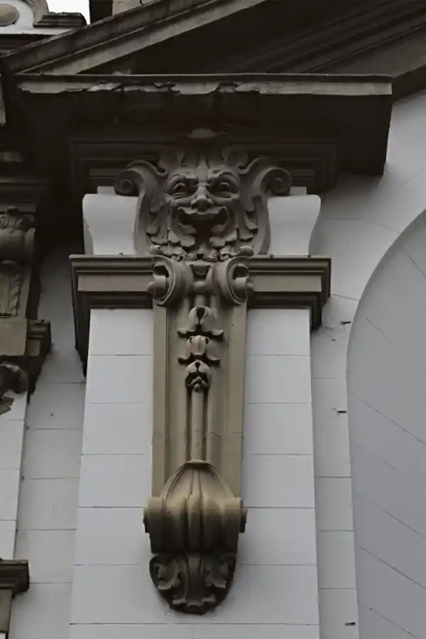 APLIQUE DECORATIVO. Simula ser una gárgola.