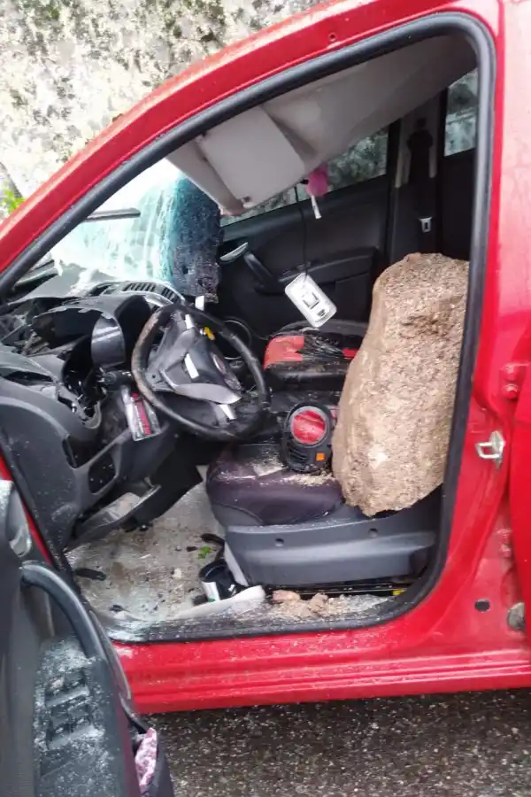 Una roca cayó sobre un auto en El Fin del Mundo y una mujer se salvó de milagro