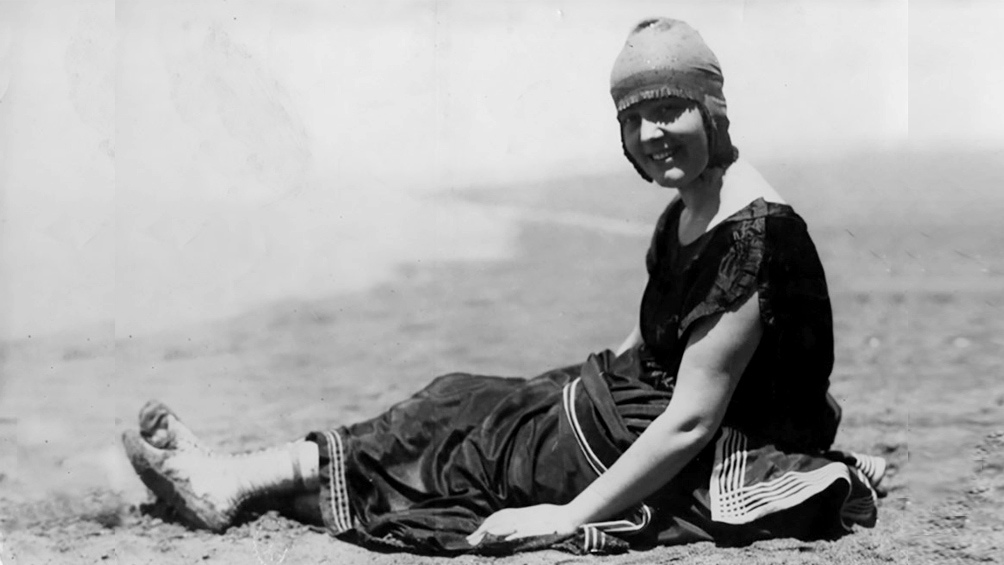 LA MAR DEL PLATA DE 1920. Una bañista, cubierta de ropa, posa en la playa Bristol del célebre balneario.