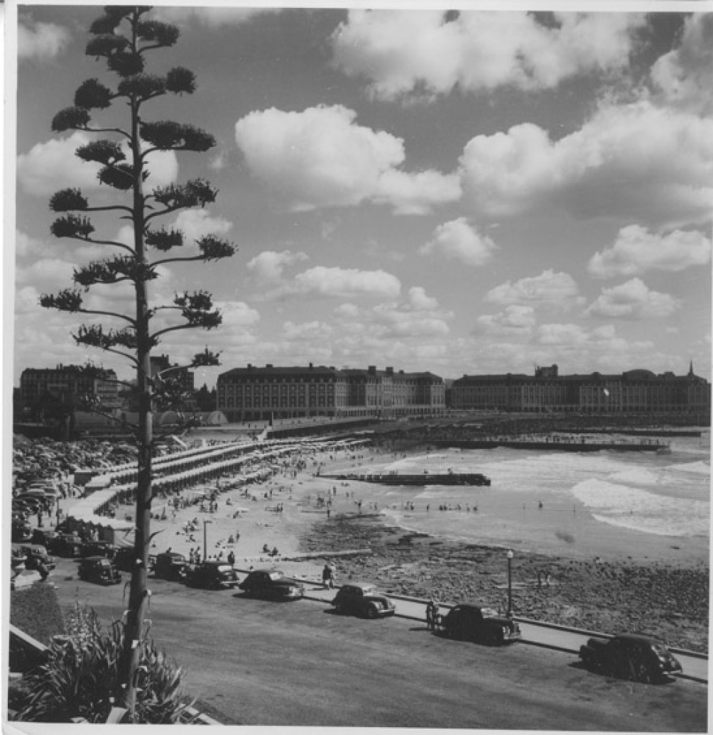 EN 1955. Autos en la playa.