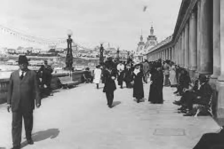 PASEO. Rambla de la Bristol.