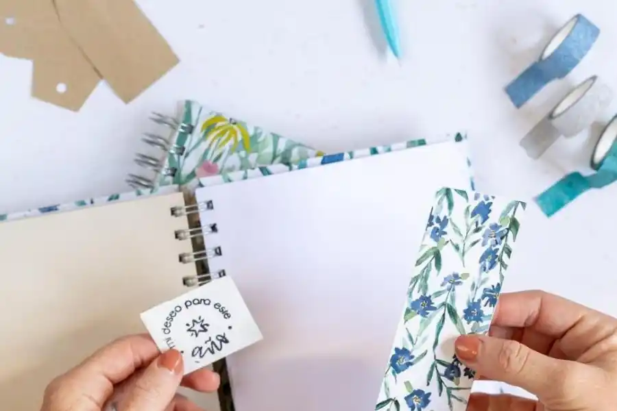 SEMILLAS. Este sobrecito acompaña las agendas de Solana Varela.