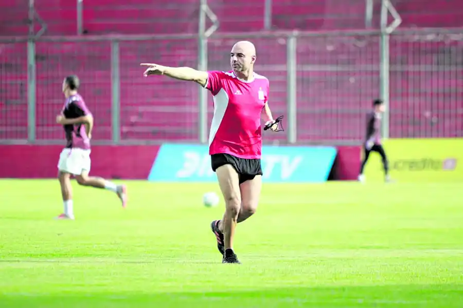 BUSCAN EL EQUIPO IDEAL. Favio Orsi trabaja, junto a Sergio Gómez, intentando que el equipo pueda mostrar su mejor versión, justo en el inicio de una etapa clave.