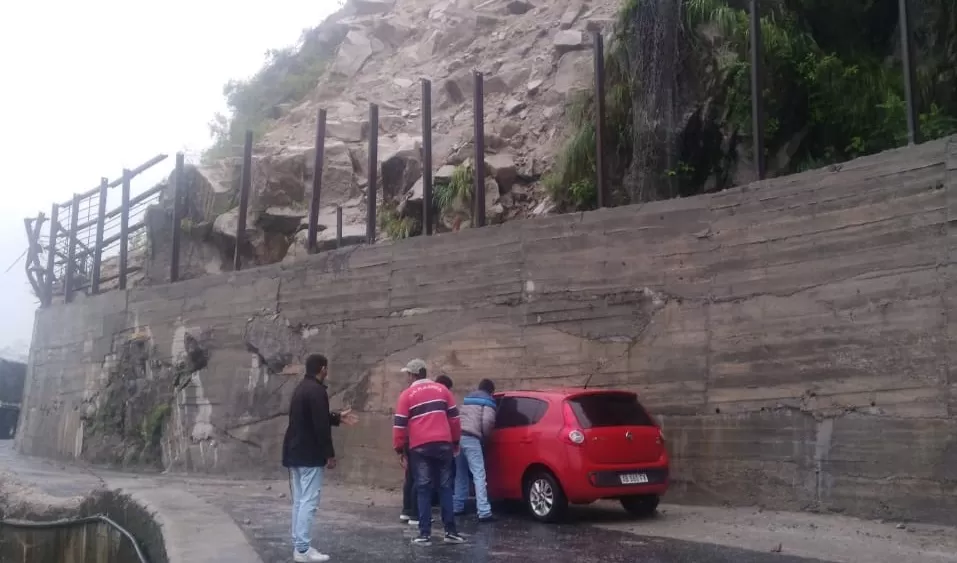 HERIDAS LEVES. La conductora del vehículo se salvó de milagro. FOTO ENVIADA A TRAVÉS DE WHATSAPP