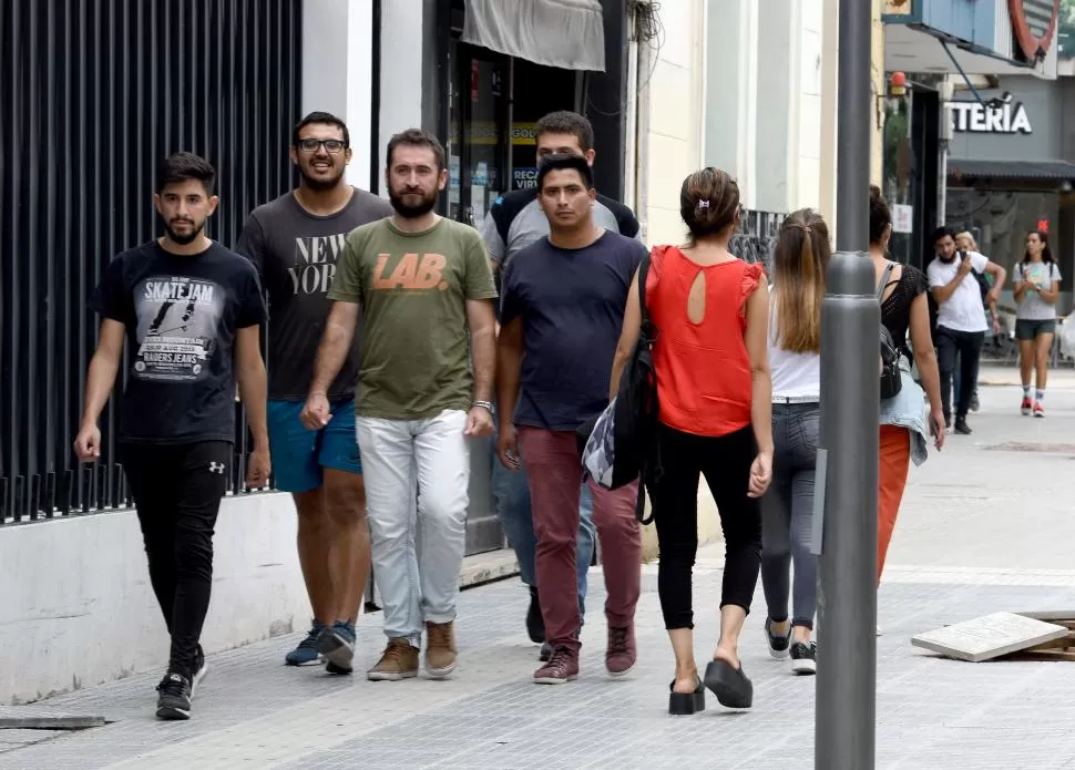 UNA POSTAL COTIDIANA. La relajación a las medidas preventivas se observa en estos jóvenes que caminan, sin barbijos, por el centro de la ciudad. 