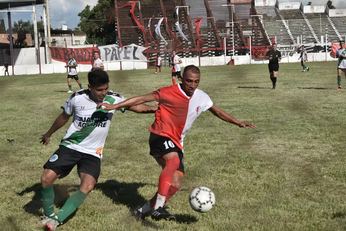 FALTO DEFINICIÓN: Sportivo Guzmán no pudo definir el partido y se quedo con un empate de local. Santiago Ledesma (derecha) fue una de las figuras del encuentro.