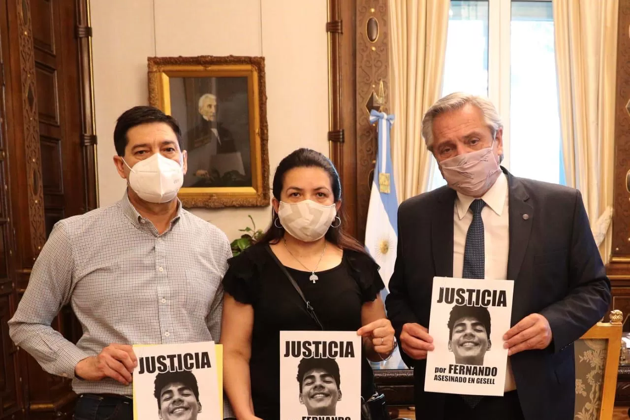 Alberto Fernández con Silvio Báez y Graciela Sosa, padres de Fernando Báez Sosa. FOTO TOMADA DE TWITTER/@JusticiaPorFer_