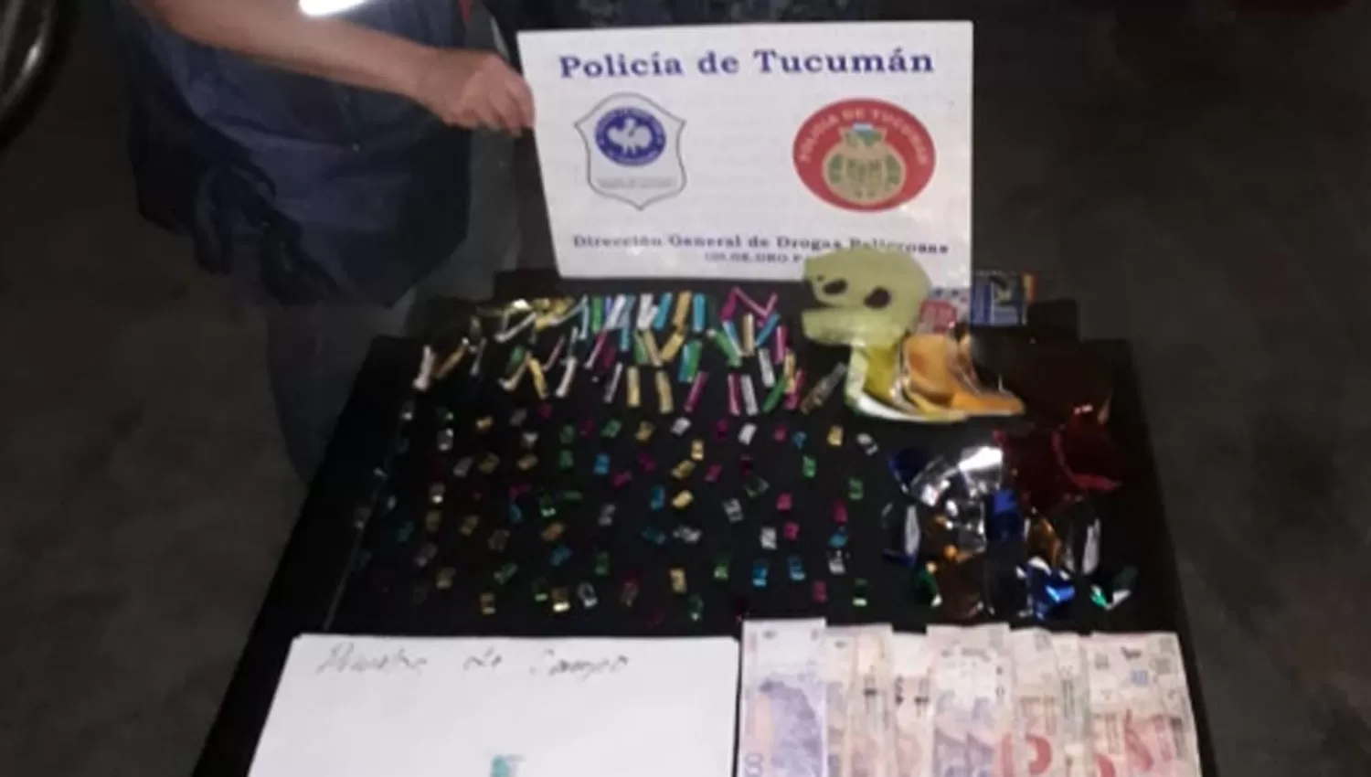 DINERO Y DROGA. La Policía secuestró cocaína en el barrio 4 de Mayo de Banda del Río Salí.