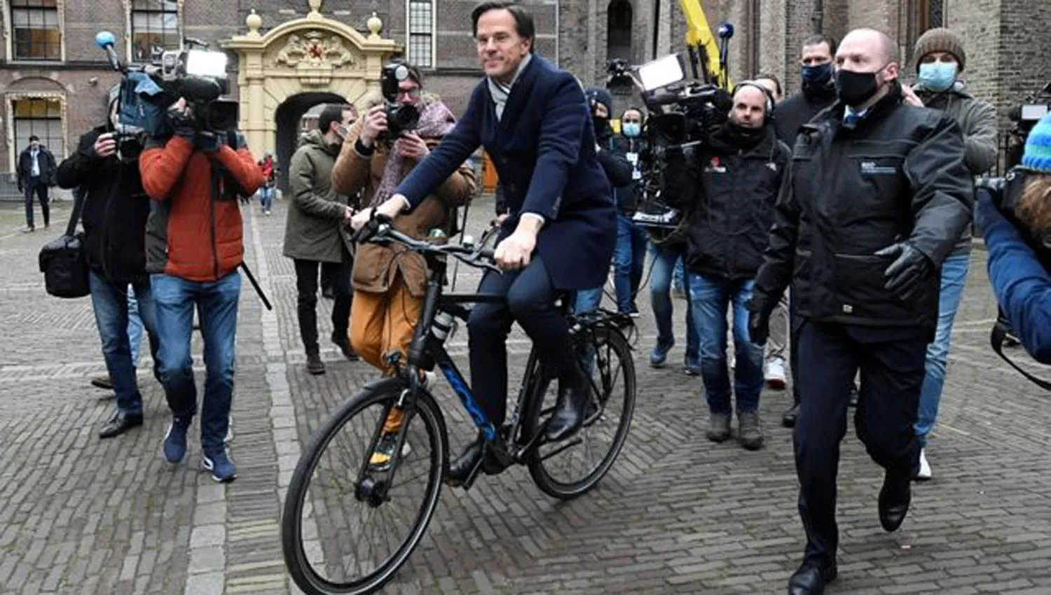 SE FUERON TODOS. El ex primer ministro Rutte le entregó la renuncia al rey Guillermo.