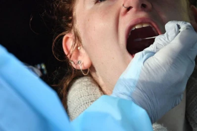 Cómo es el nuevo síntoma de covid-19 en Europa y que se detecta en la lengua