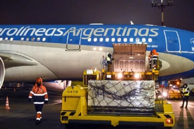 Llegó a Rusia el avión que traerá al país 300.000 dosis de vacunas Sputnik V