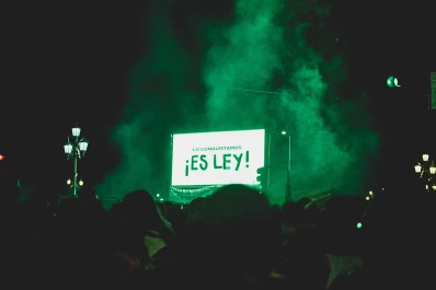 Una nueva campaña en redes advierte dónde llamar si te niegan acceder al aborto legal