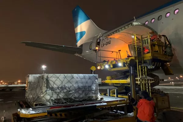 El avión de Aerolíneas Argentinas regresa a nuestro país con 300.000 dosis de Sputnik V