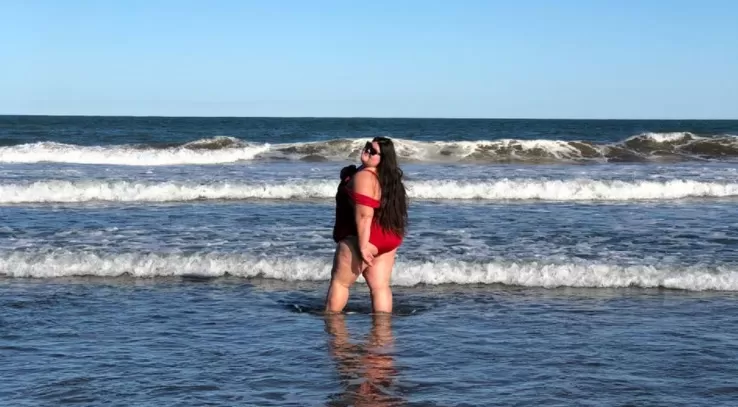 ACEPTACIÓN. Sofía Ortiz en Mar del Plata. La tucumana trabaja como modelo plussize y alienta a las chicas a aceptar sus cuerpos tal y como son. 