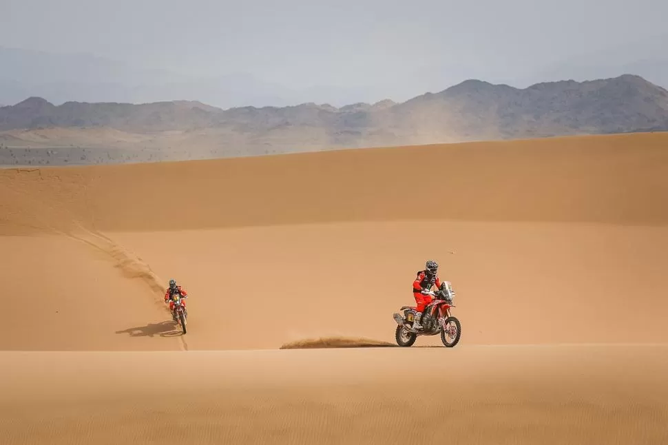 CERCA DEL OBJETIVO. Kevin Benavides y Ricky Brabec se abren camino en las dunas sauditas. El argentino largará hoy la última etapa como principal candidato. 