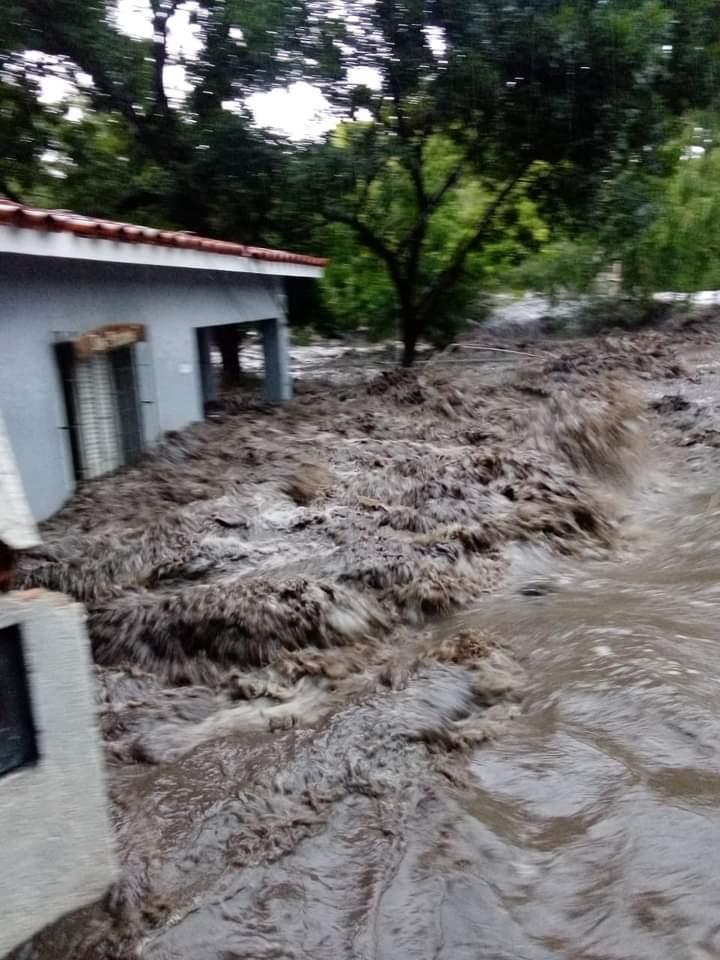 Video: impresionantes crecidas de ríos en Córdoba destruyeron campings y casas