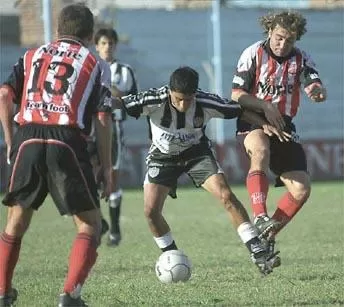 MAL TRAGO. En 2002, San Martín descendió al perder el desempate con Cipolletti.
