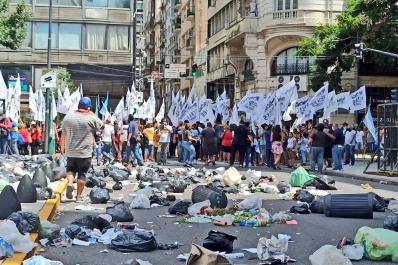 En reclamo por la liberación de Milagro Sala, lanzaron bolsas de basura en Tribunales
