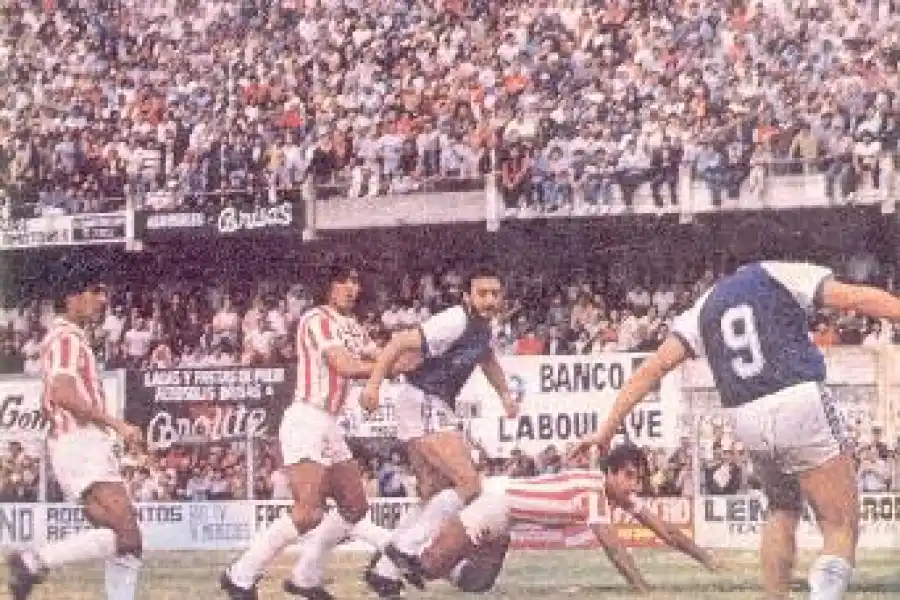  BUEN PUNTO. En el 85’ el “Santo” se clasificó gracias al empate 0 a 0 con el local. 